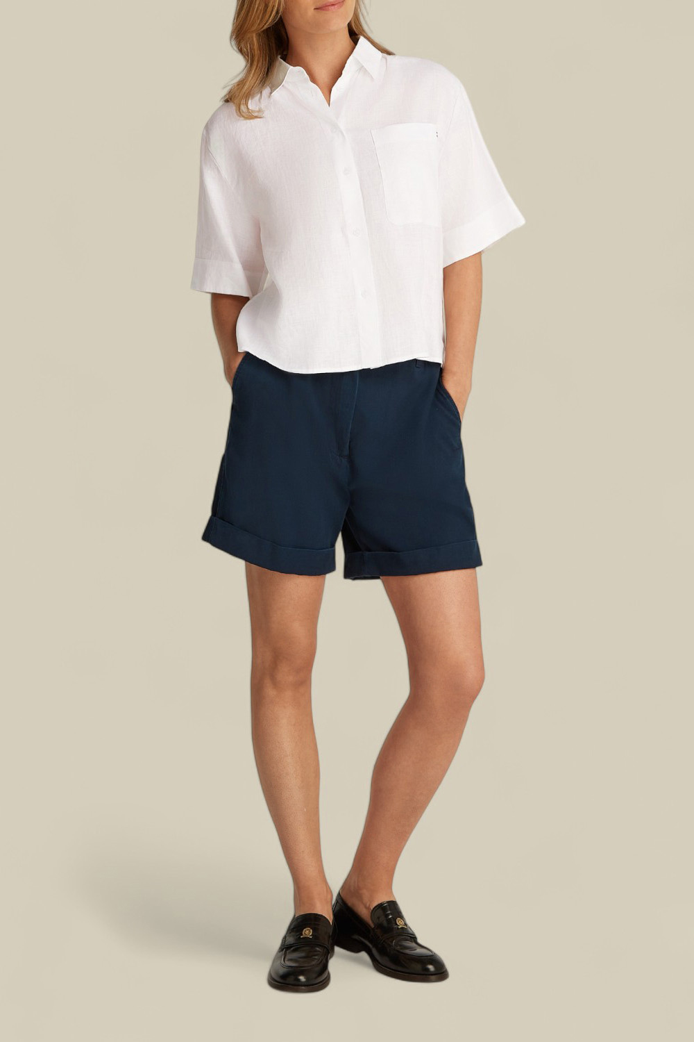 תמונת כל הלוק של חולצת כפתורים קצרה